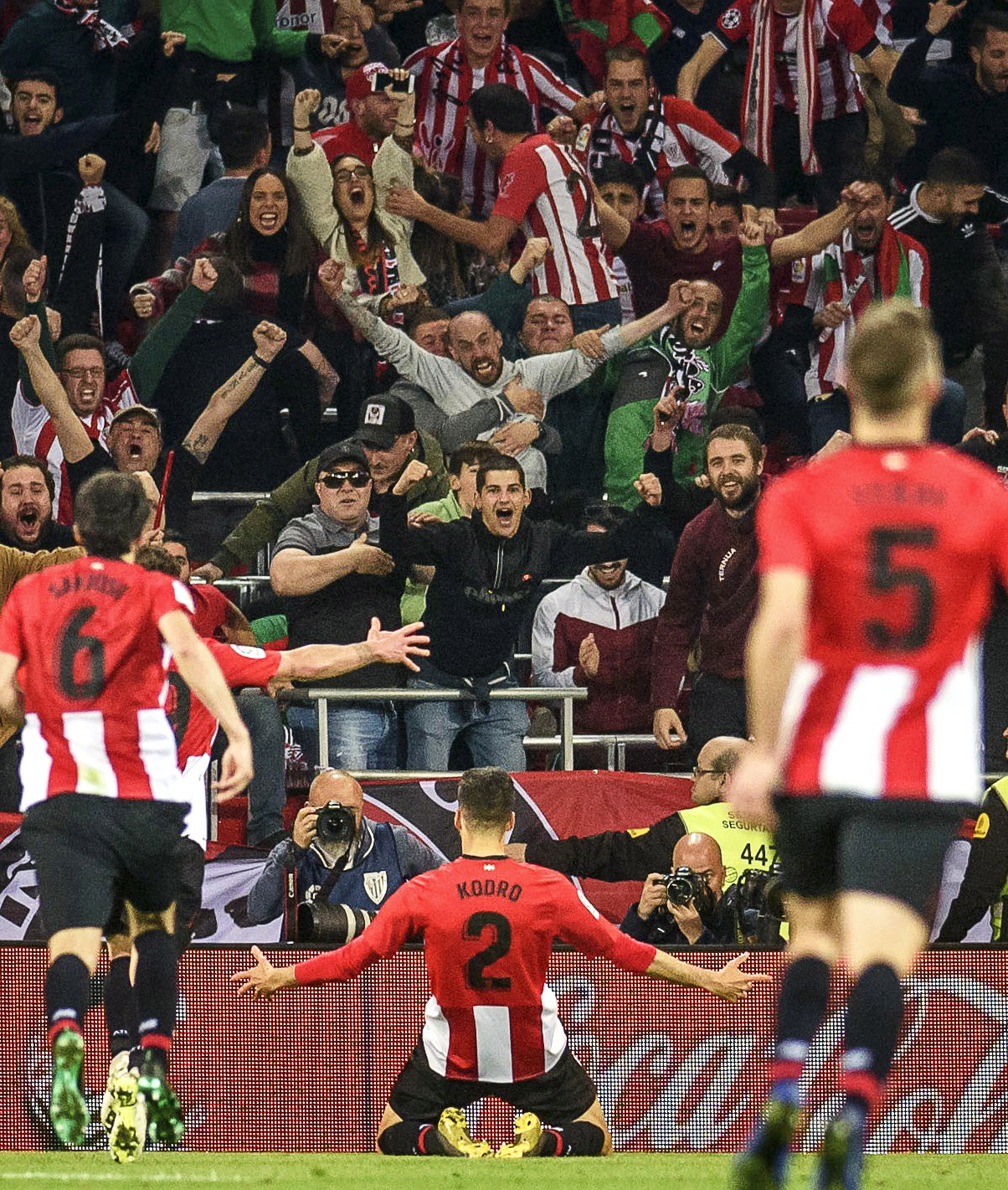 独行侠遭重创！安东尼·戴维斯赛季报销，交易阴云笼罩