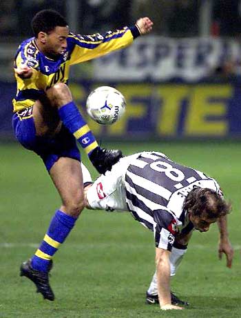 中超-蒯纪闻两助攻 上海海港客场战胜长春亚泰